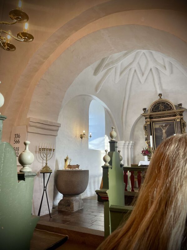 Konfirmanderne "giver varmen videre".. der arbejdes tjeneste og omsorg for andre, i den kristne ånd.